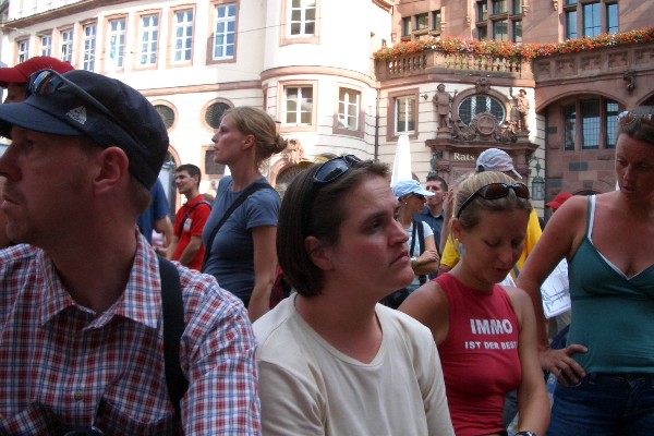 Tatjana & Fans vor dem Massagezelt