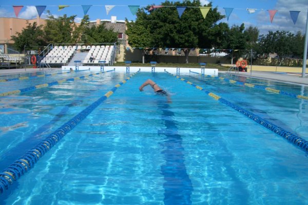 Flo im Schwimmbad in Playa del Inglés